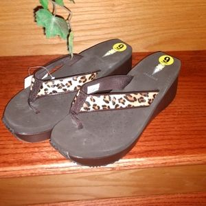 NWT! VOLATILE CHUNKY SANDAL WEDGES